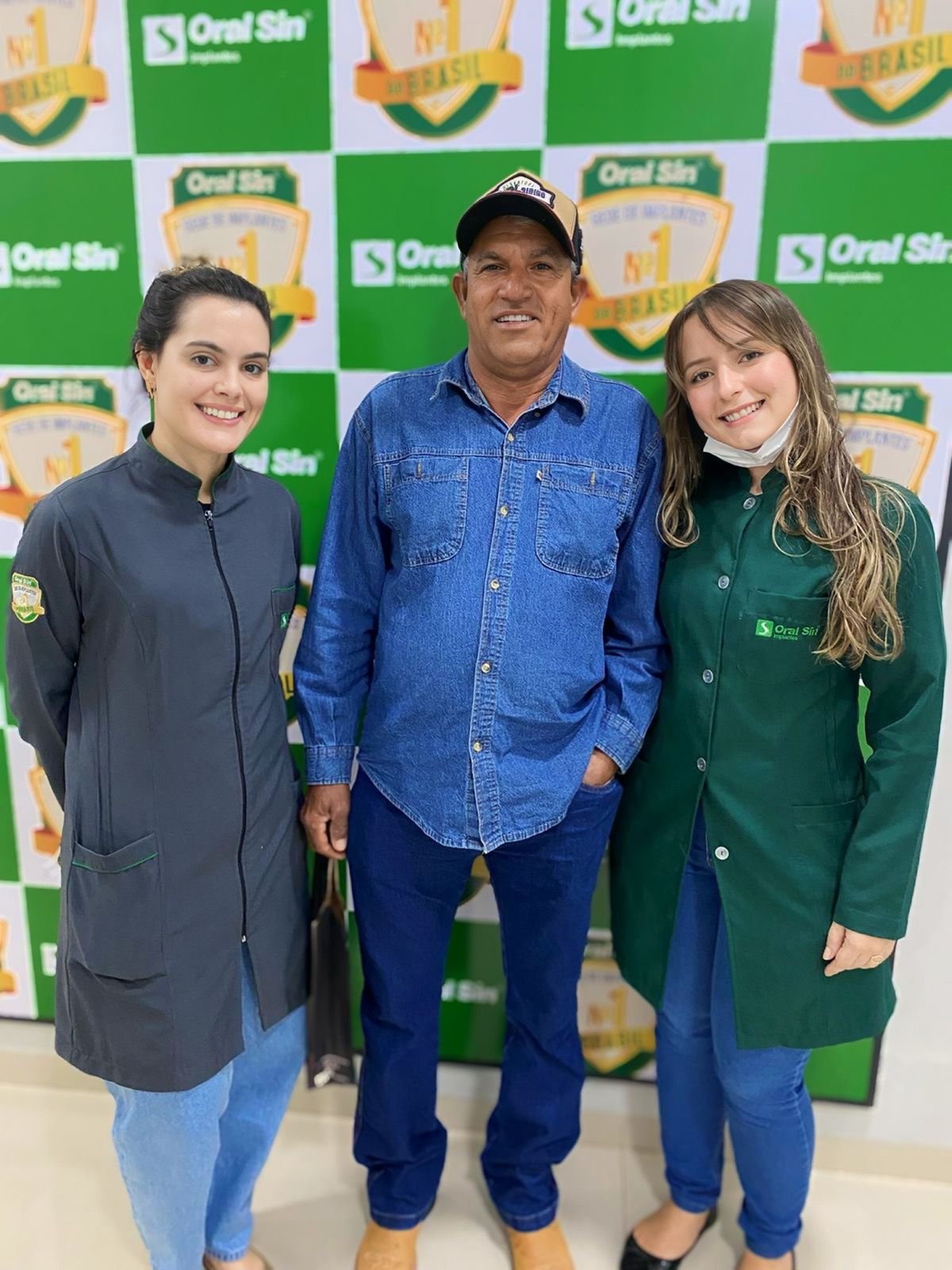 Paciente ao lado das dentistas da Oral Sin Caarapó